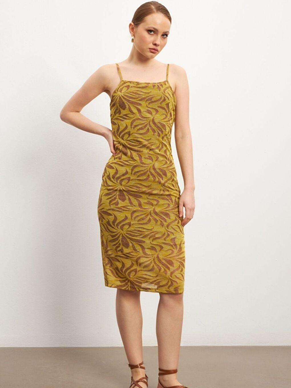Kadın Sarı Desenli Askılı Mini Elbise
