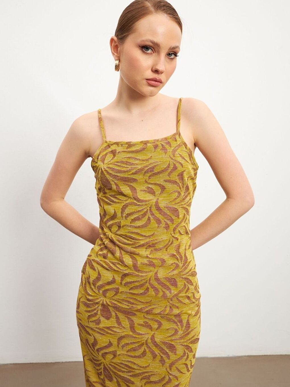 Kadın Sarı Desenli Askılı Mini Elbise-3