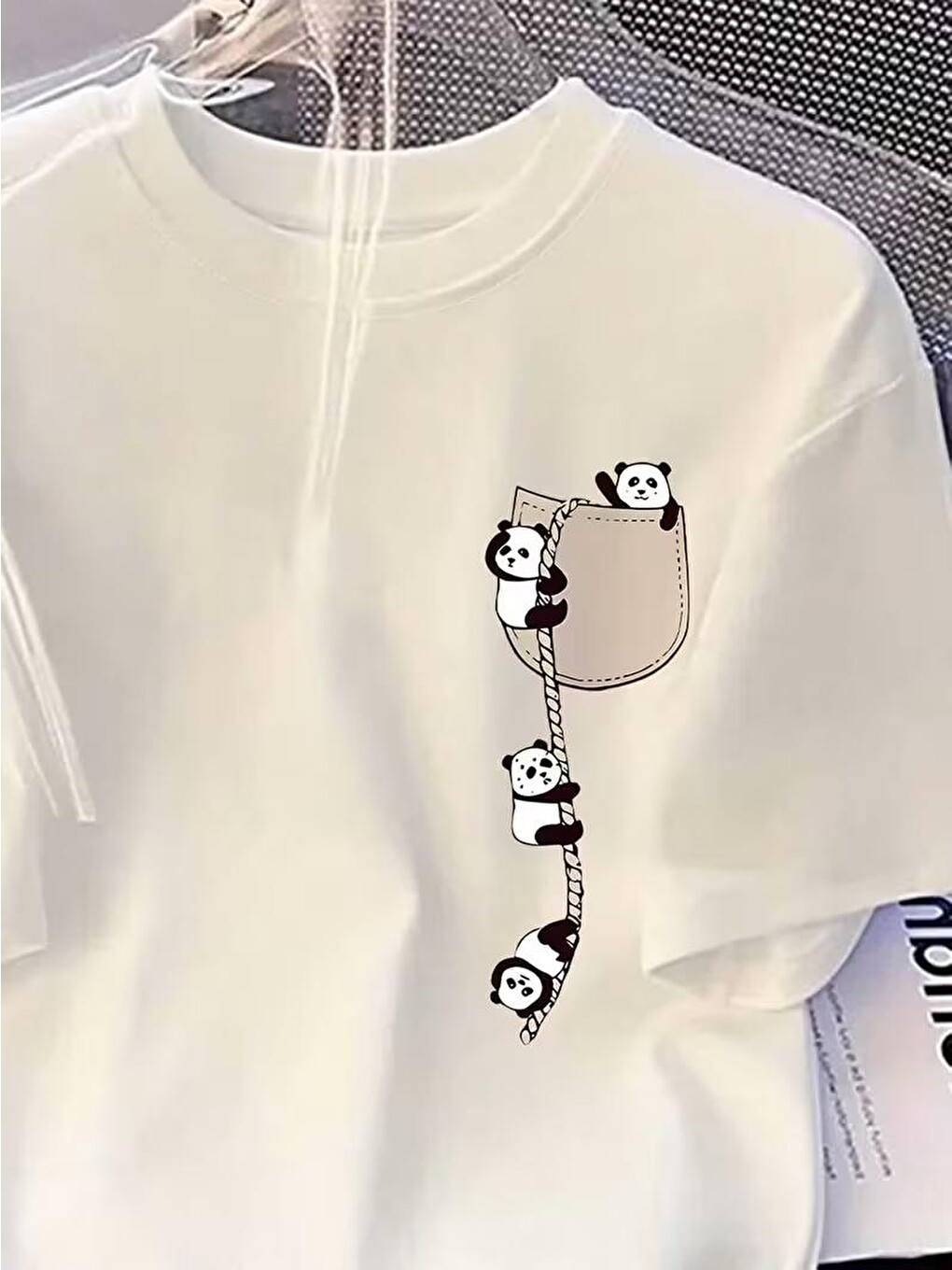 Beyaz Sevimli Panda Grafikli İpli Cep Detaylı Kısa Kollu Oversize Unisex Bisiklet Yaka Tişört-1