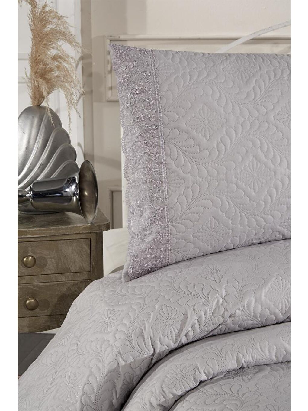 Zoya Dantelli Kapitoneli Ultrasonik Çift Kişilik Yatak Örtüsü Gri-1