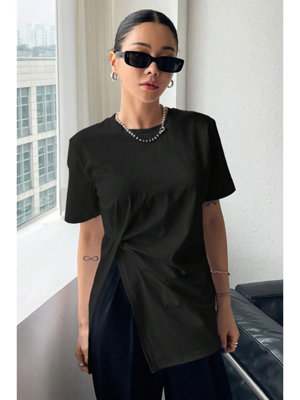 Siyah Kadın Asimetrik Tişört Yırtmaçlı Basic Oversize Kısa Kollu Modern T-Shirt