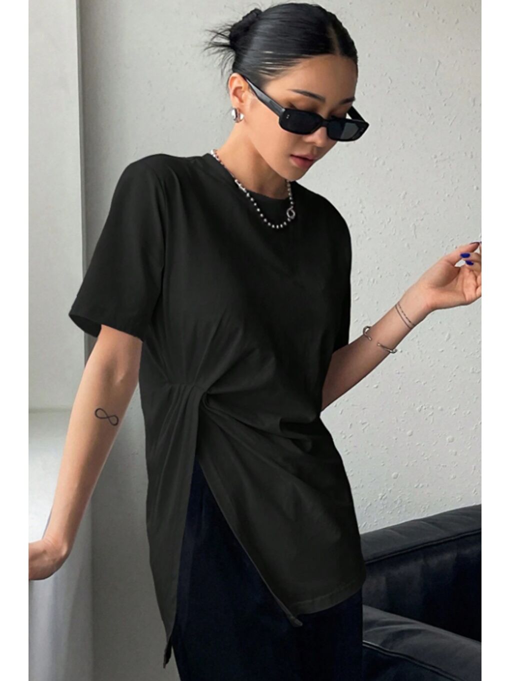 Siyah Kadın Asimetrik Tişört Yırtmaçlı Basic Oversize Kısa Kollu Modern T-Shirt-2