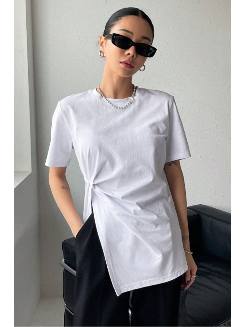 Beyaz Kadın Asimetrik Tişört Yırtmaçlı Basic Oversize Kısa Kollu Modern T-Shirt-1