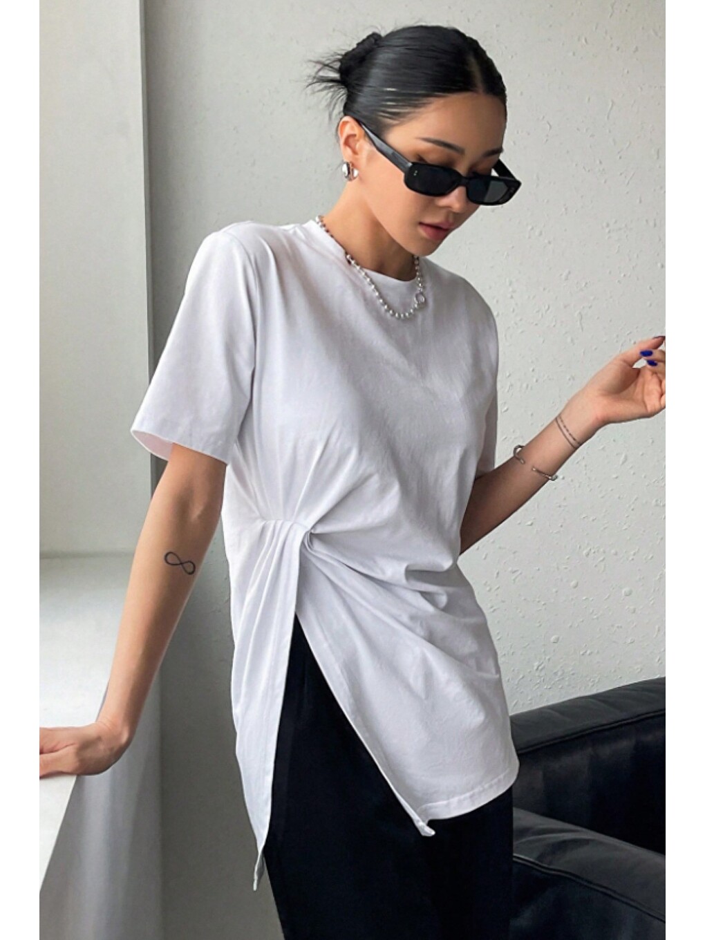 Beyaz Kadın Asimetrik Tişört Yırtmaçlı Basic Oversize Kısa Kollu Modern T-Shirt-4