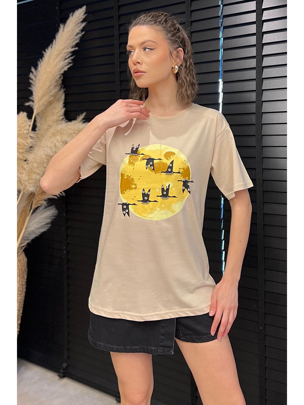 Bej Bisiklet Yaka Taş İşlemeli Baskılı Kadın Tişört