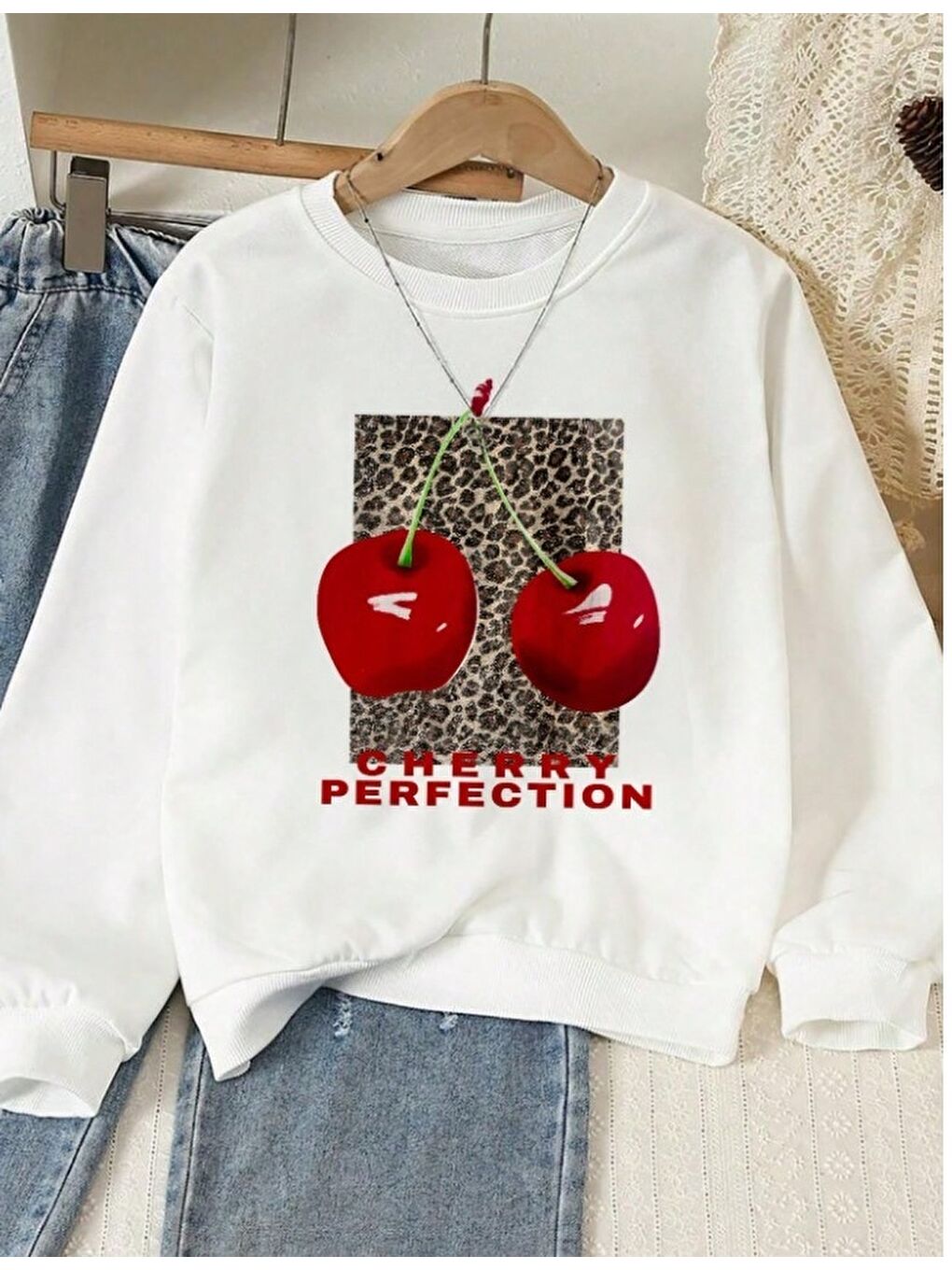 Beyaz Kiraz Baskılı Oversize 3 İplik Sweat