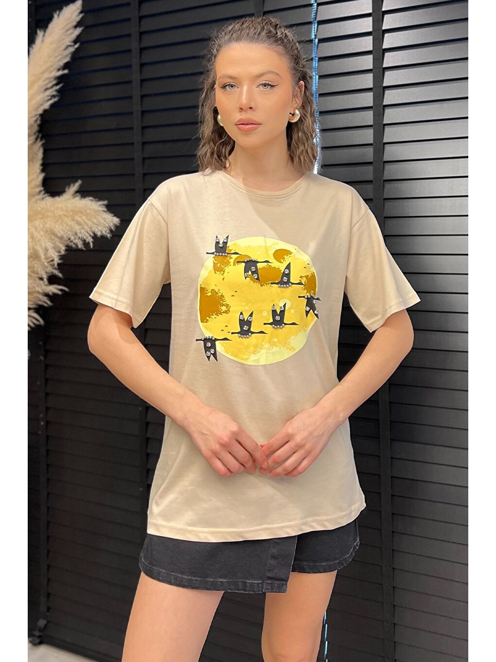 Bej Bisiklet Yaka Taş İşlemeli Baskılı Kadın Tişört-1