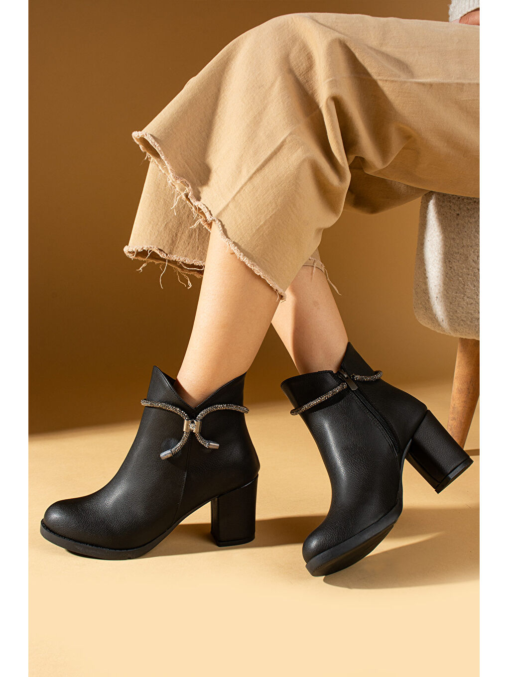 Siyah Taş Detaylı Fermuarlı Yuvarlak Burun Kadın Bot 71-8010-24Cilt-1