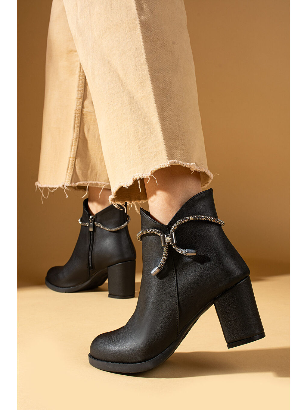 Siyah Taş Detaylı Fermuarlı Yuvarlak Burun Kadın Bot 71-8010-24Cilt-2
