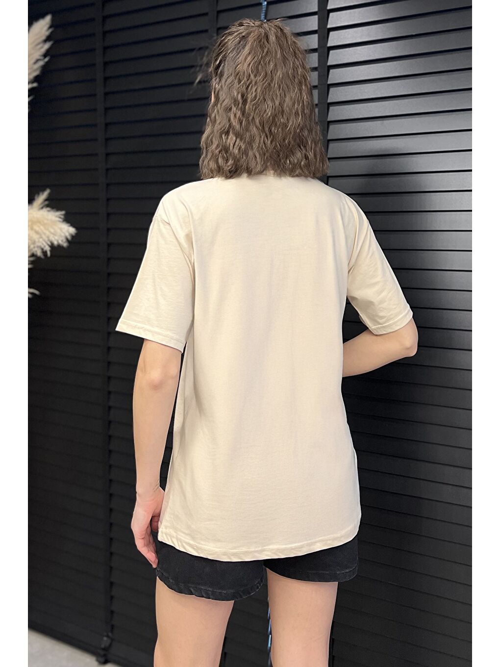 Bej Bisiklet Yaka Taş İşlemeli Baskılı Kadın Tişört-2