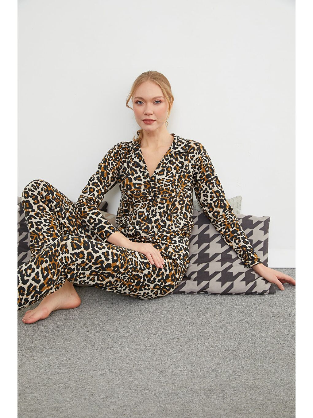 Bej Kalp Desenli Polo Yaka Düğmeli Pijama Takımı