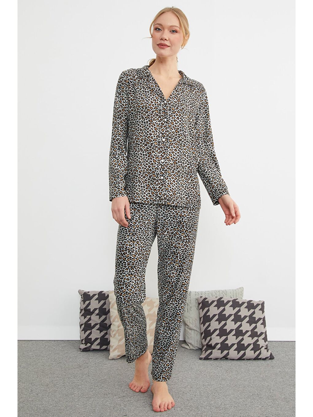 Kahverengi Kalp Desenli Polo Yaka Düğmeli Pijama Takımı-2