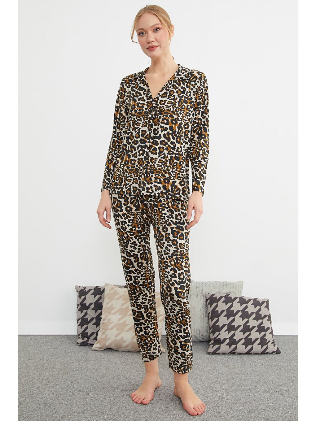 Bej Kalp Desenli Polo Yaka Düğmeli Pijama Takımı-1