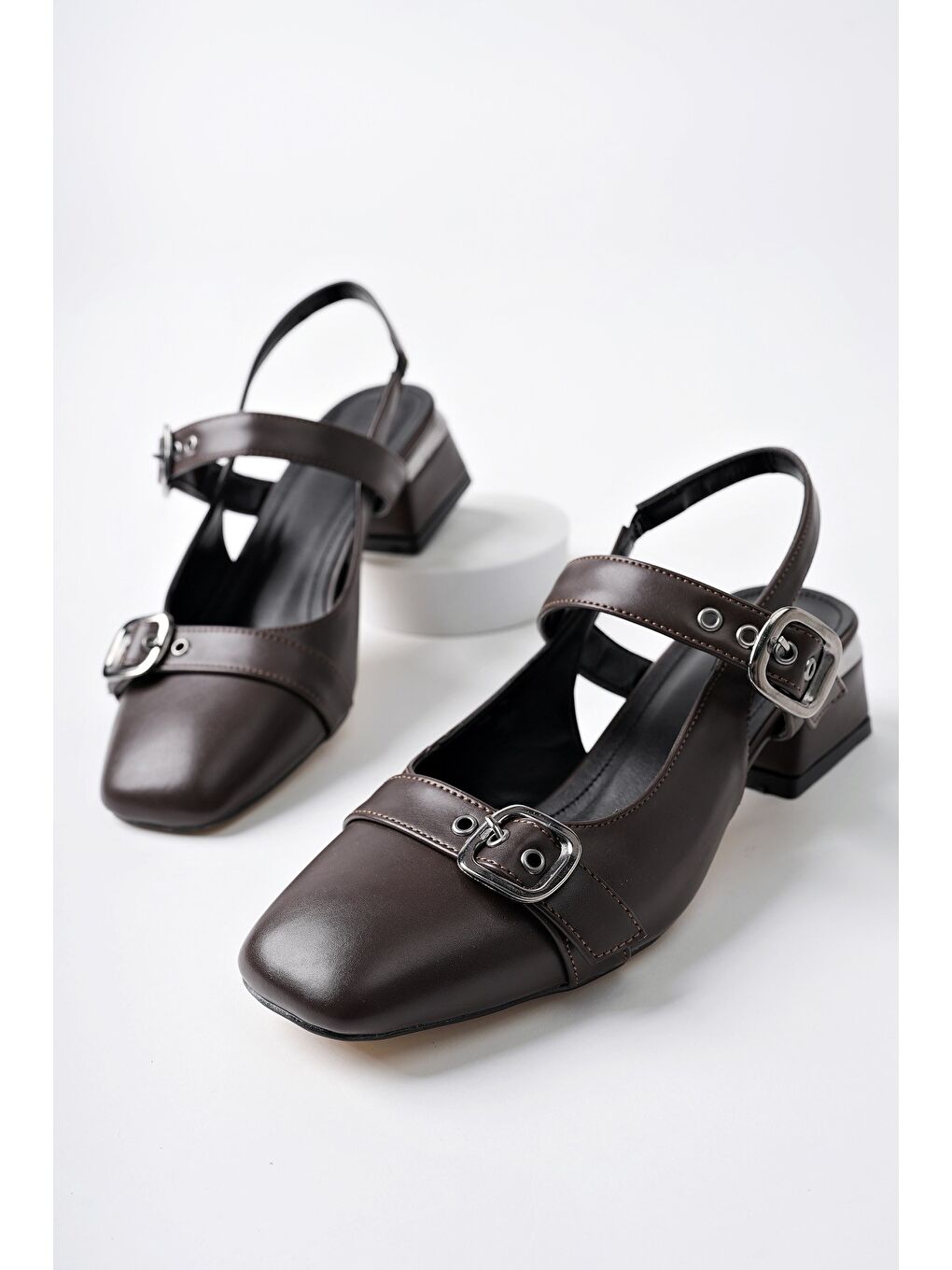 Kahverengi YUQİ Arkası Açık Küt Burun Çift Kemerli Kadın Günlük Klasik Kısa Topuklu Ayakkabı