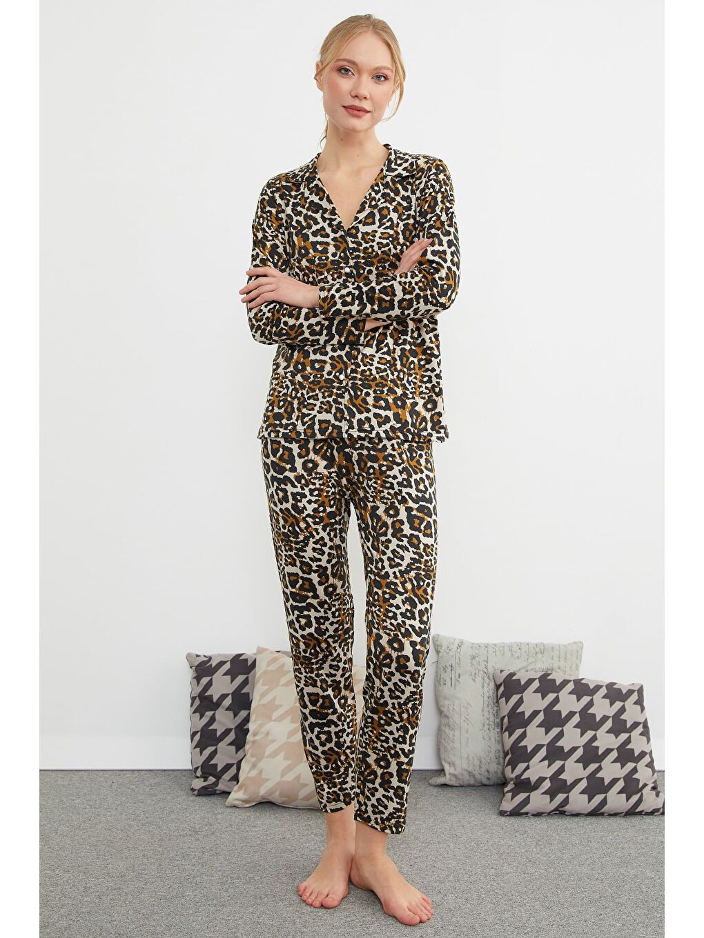 Bej Kalp Desenli Polo Yaka Düğmeli Pijama Takımı-3