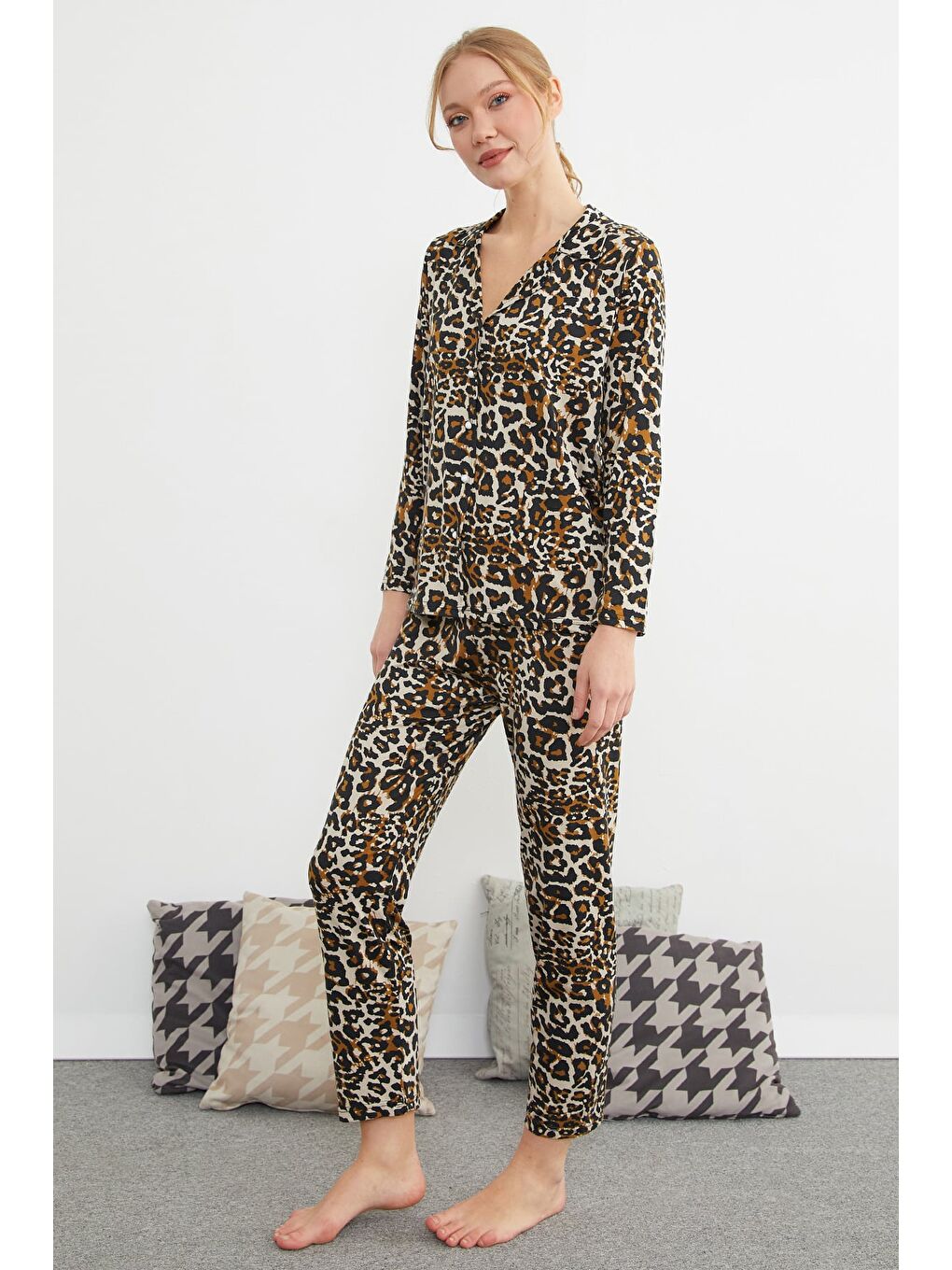 Bej Kalp Desenli Polo Yaka Düğmeli Pijama Takımı-4