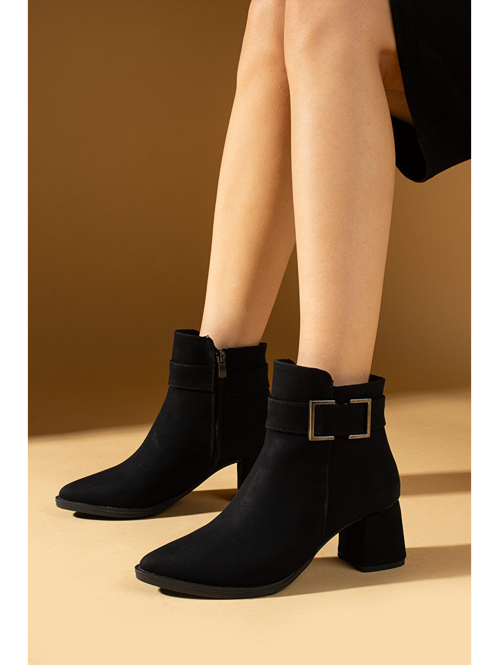 Siyah Toka Detaylı Sivri Burun Fermuarlı Sıcak Astar Kadın Bot 009-86-24