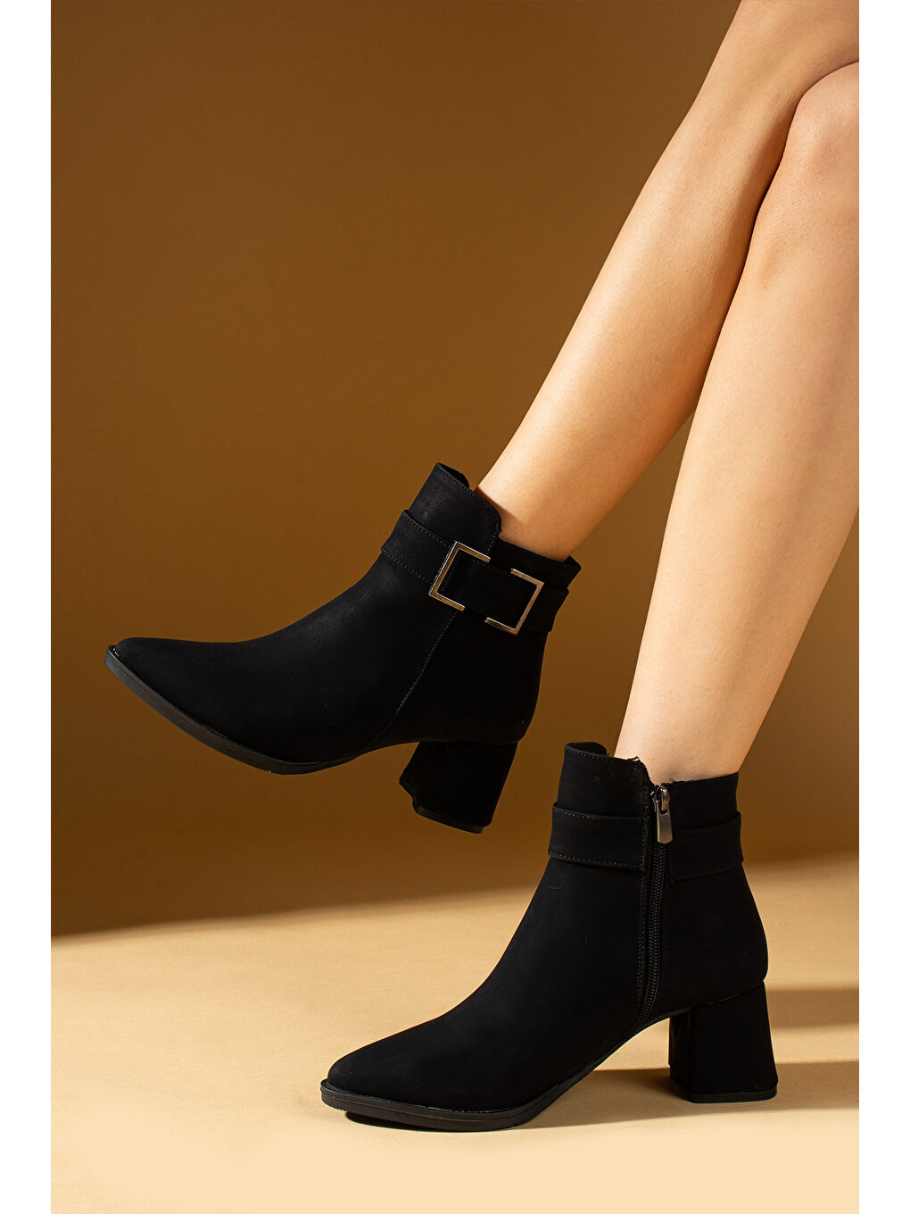 Siyah Toka Detaylı Sivri Burun Fermuarlı Sıcak Astar Kadın Bot 009-86-24-1