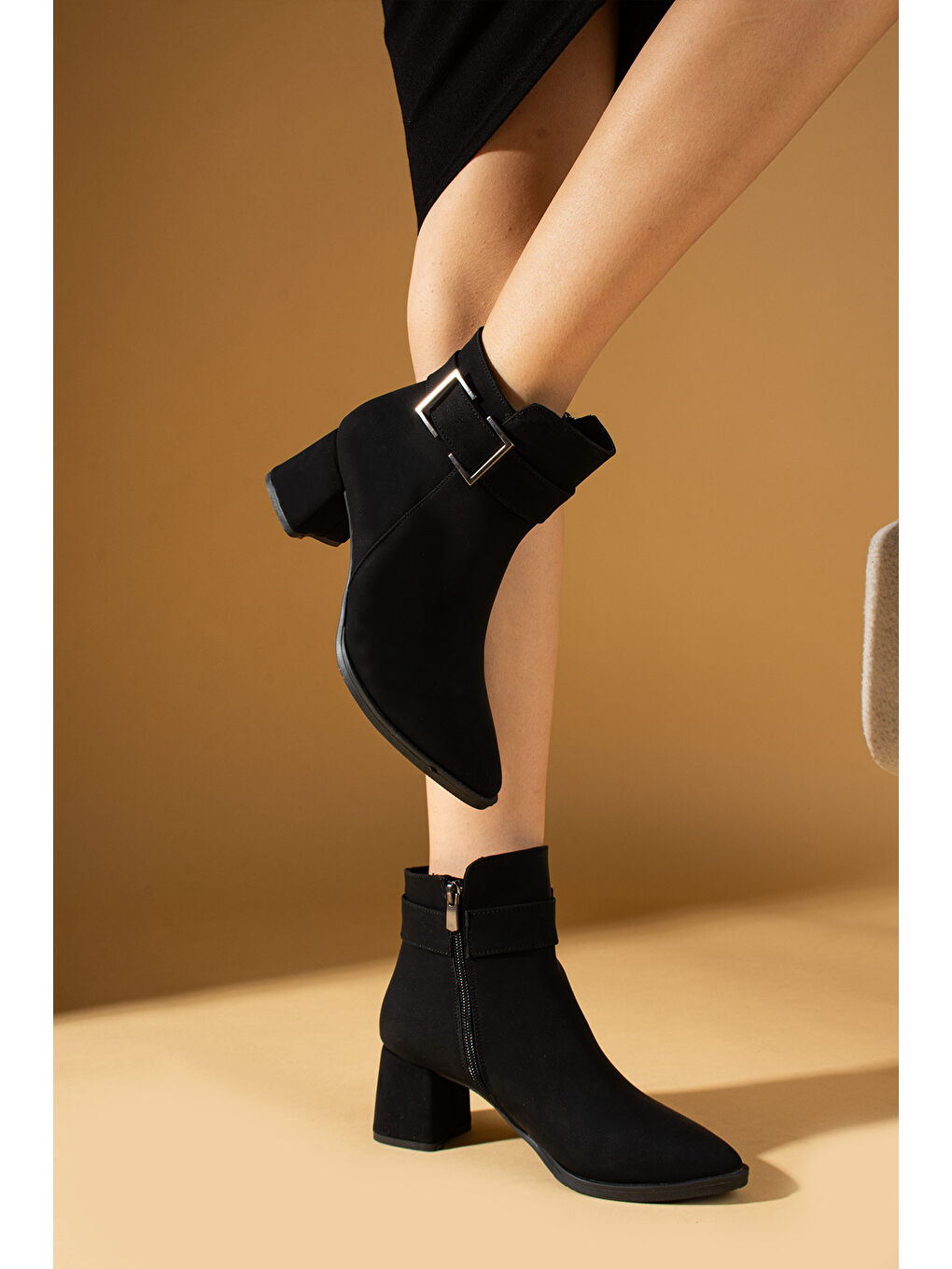 Siyah Toka Detaylı Sivri Burun Fermuarlı Sıcak Astar Kadın Bot 009-86-24-2