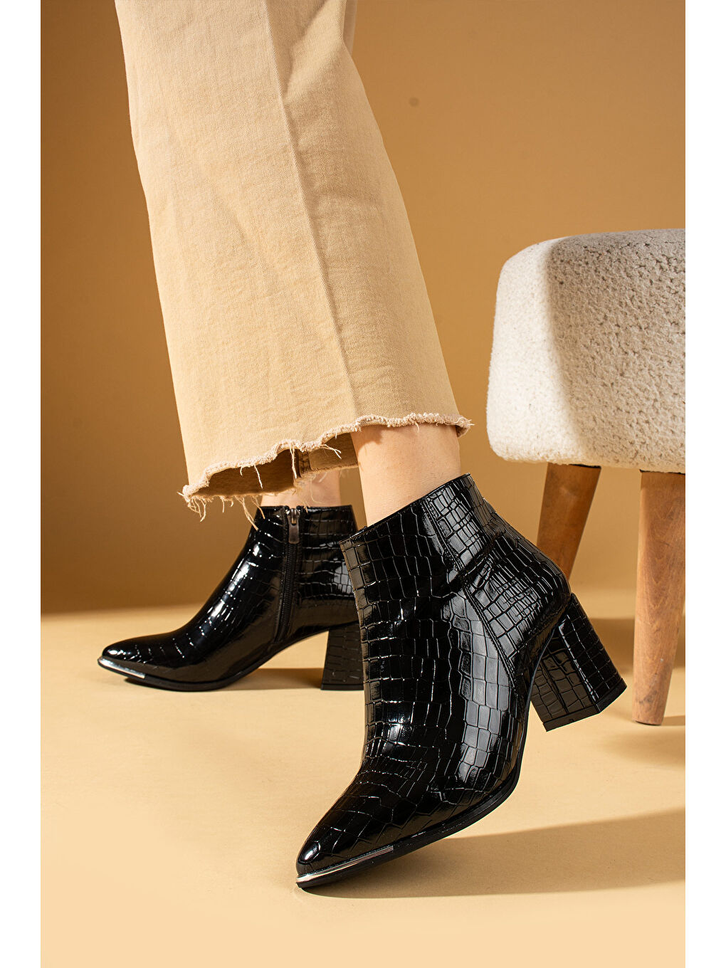 Siyah Sivri Burun Fermuarlı Kalın Topuklu Kadın Bot 58-860-24Kroko