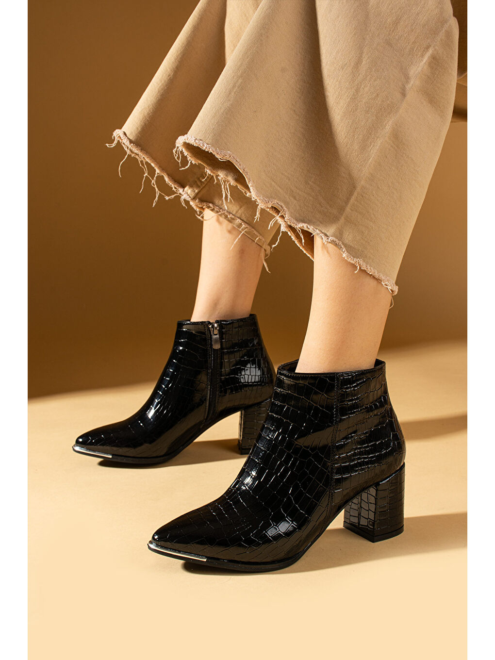 Siyah Sivri Burun Fermuarlı Kalın Topuklu Kadın Bot 58-860-24Kroko-1