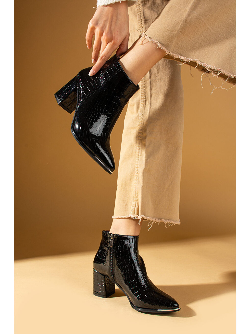 Siyah Sivri Burun Fermuarlı Kalın Topuklu Kadın Bot 58-860-24Kroko-2