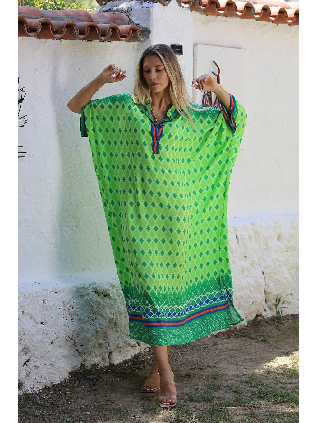 Fıstık Yeşili Hakim Yaka Yarasa Kol Düğmeli Allover Baskılı Dokuma Geniş Kesim Casual Elbise-1