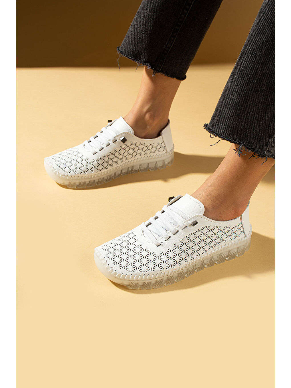 Beyaz Hakiki Deri Lazer Kesim Hafif Comfort Taban Lastikli Kadın Spor Ayakkabı 59-690-25