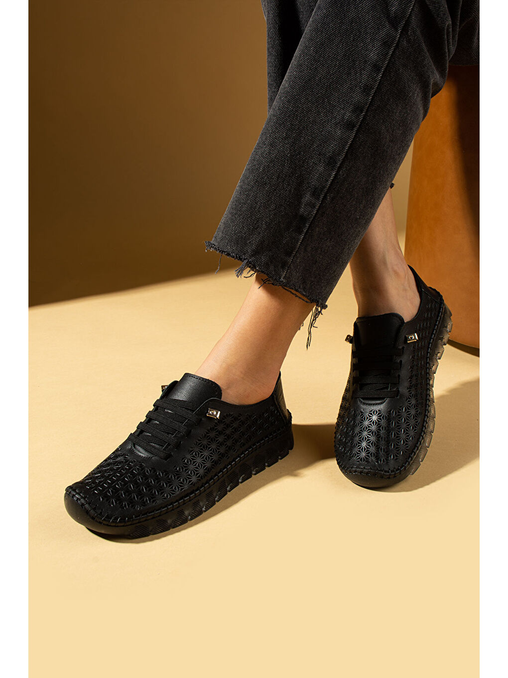 Siyah Hakiki Deri Lazer Kesim Hafif Comfort Taban Lastikli Kadın Spor Ayakkabı 59-690-25-1