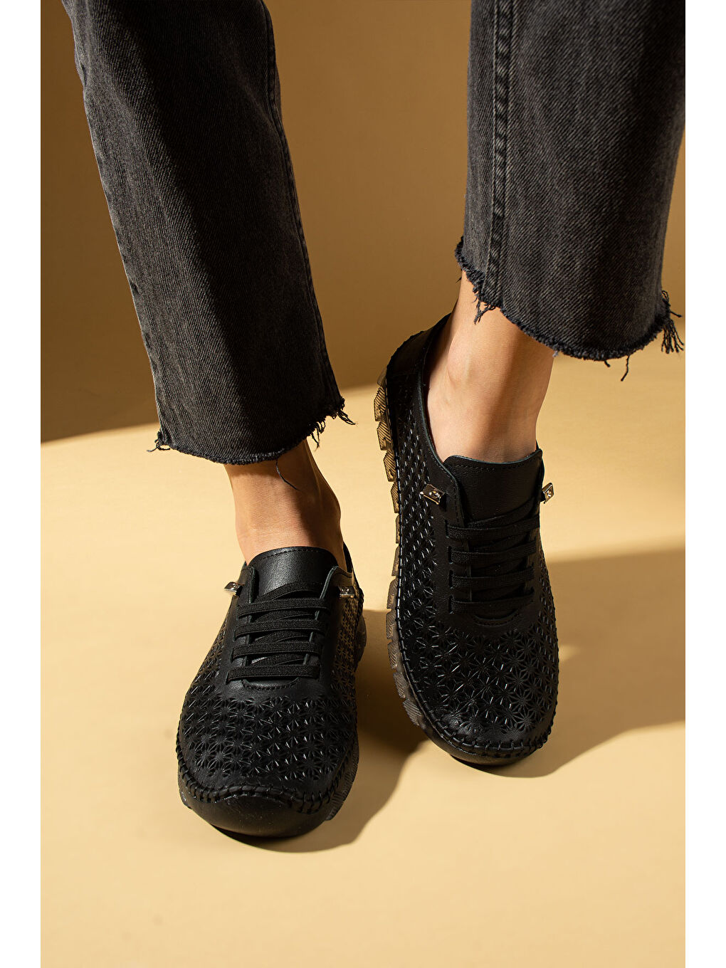 Siyah Hakiki Deri Lazer Kesim Hafif Comfort Taban Lastikli Kadın Spor Ayakkabı 59-690-25-2