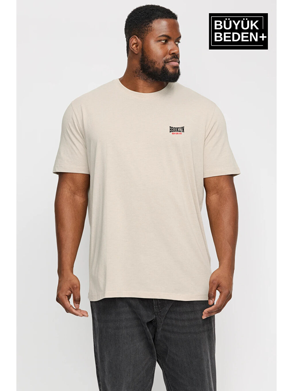 Bej Erkek Büyük Beden Brooklyn 1970 Baskılı Bisiklet Yaka Tişört SPR25BTS904