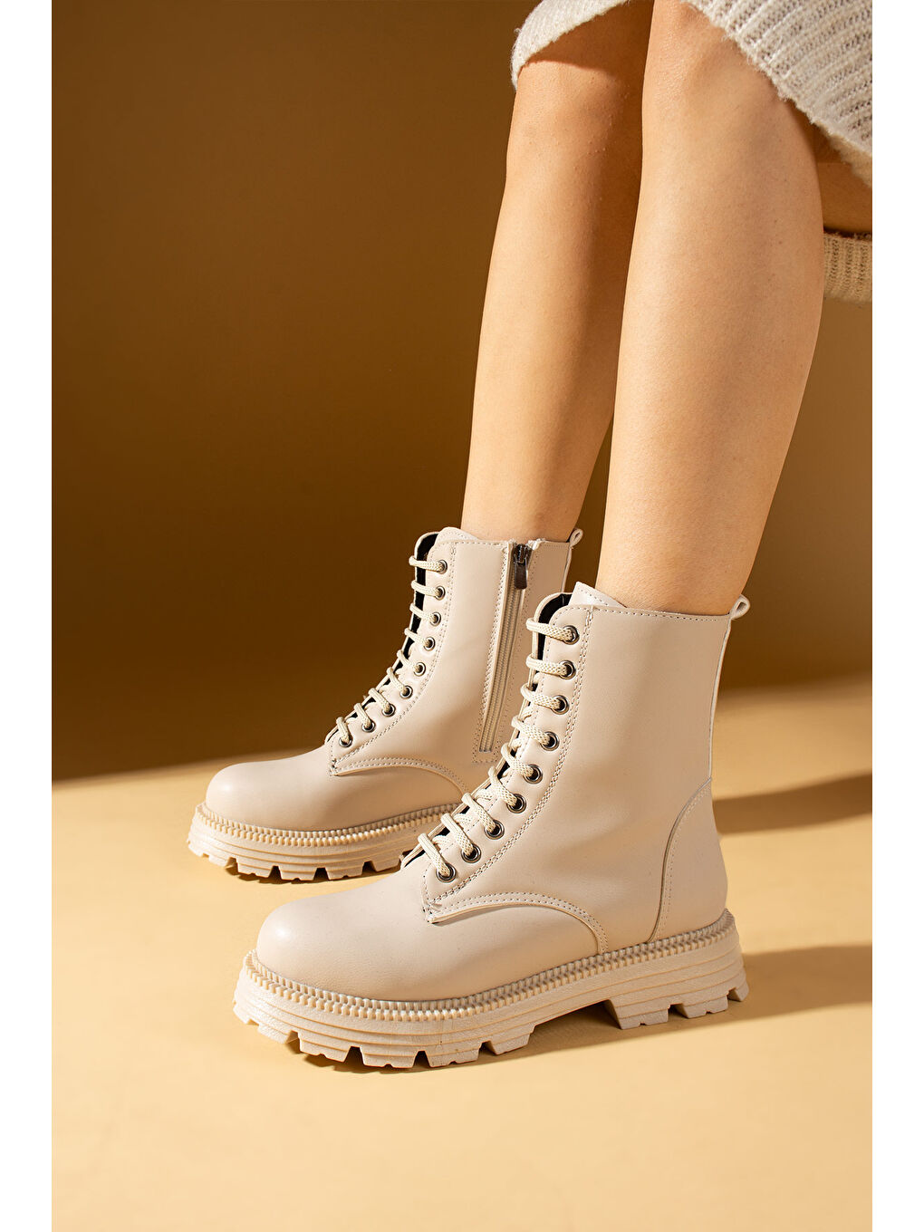 Bej Soğuk Geçirmez Kaymaz Taban Fermuarlı & Bağcıklı Postal Kadın Bot 71-8020-24
