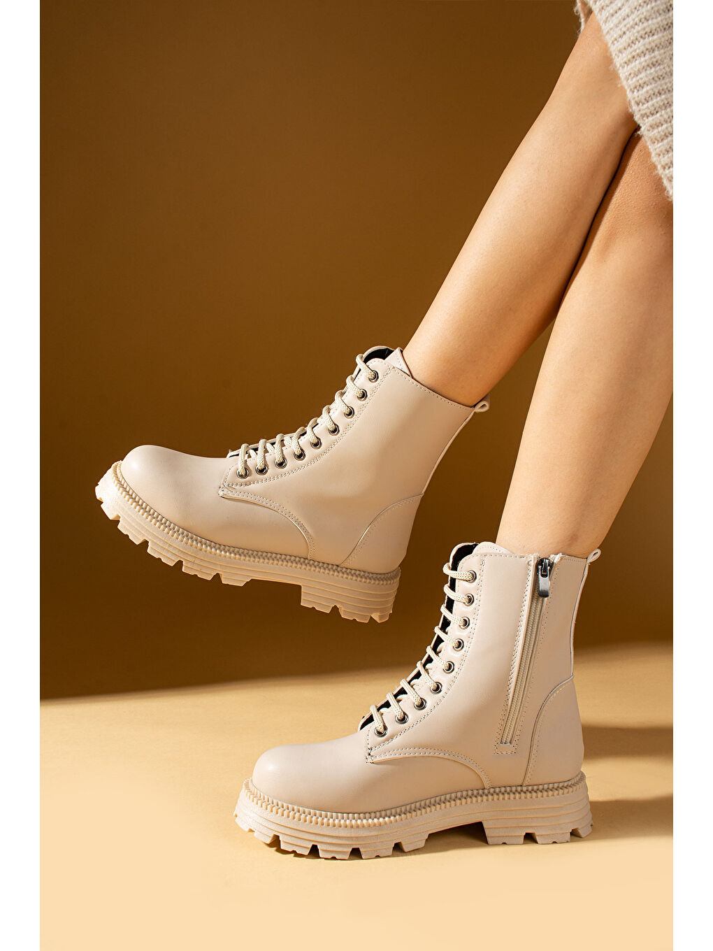 Bej Soğuk Geçirmez Kaymaz Taban Fermuarlı & Bağcıklı Postal Kadın Bot 71-8020-24-1