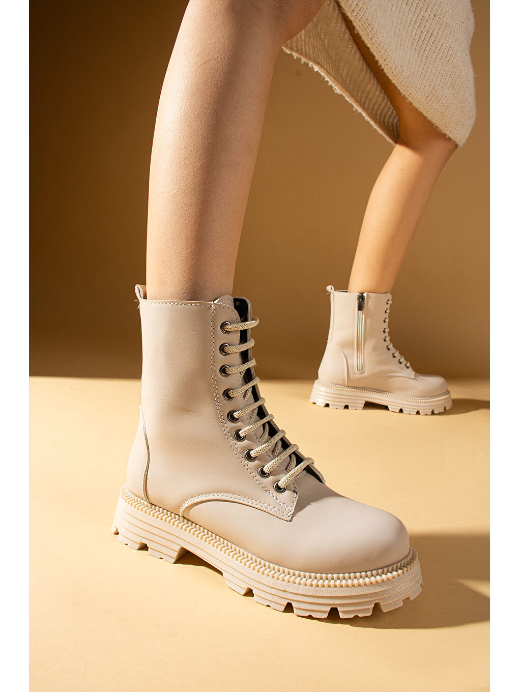 Bej Soğuk Geçirmez Kaymaz Taban Fermuarlı & Bağcıklı Postal Kadın Bot 71-8020-24-2