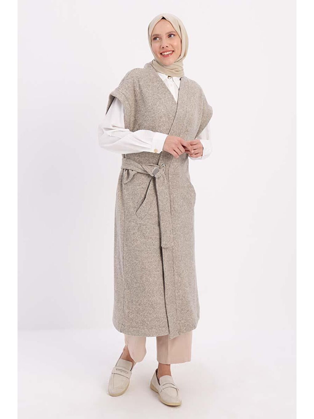 Bej-Kemerli Metal Tokalı Cepli Uzun Yelek