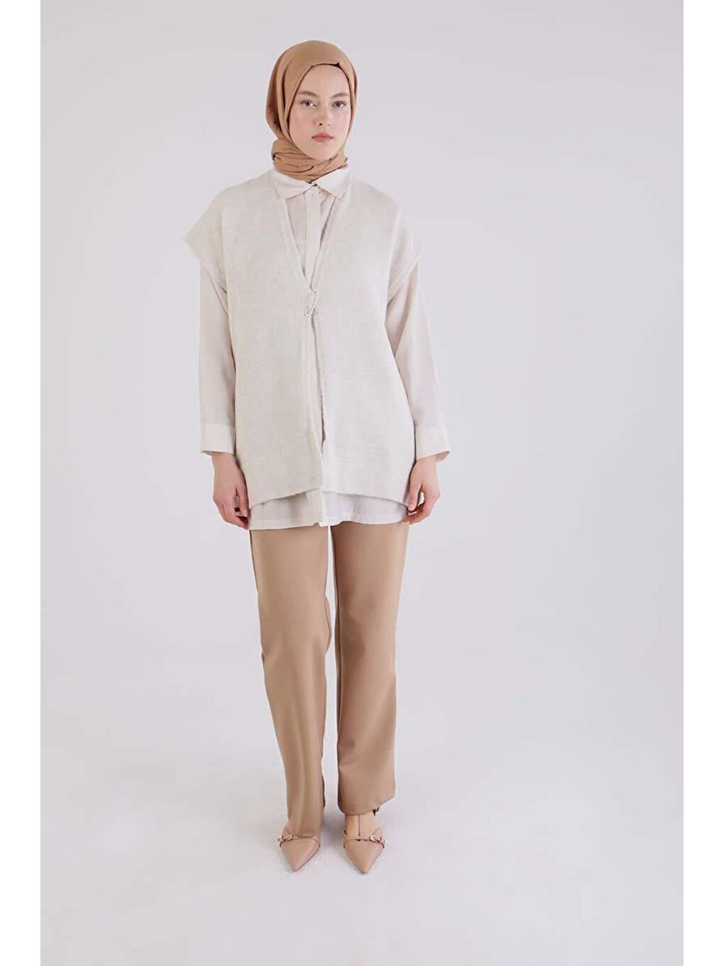 Ekru-Broşlu Triko Yelek-1