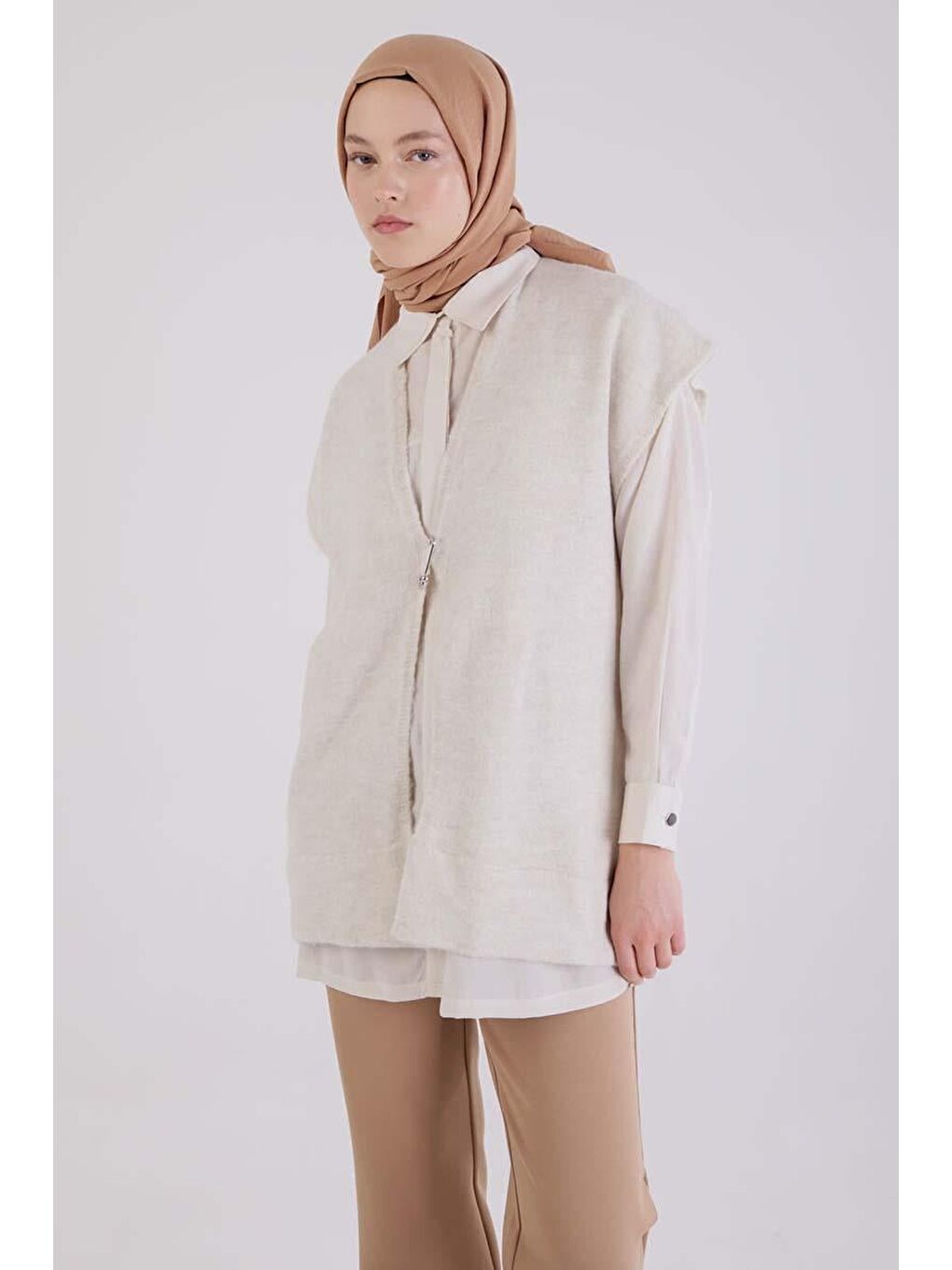 Ekru-Broşlu Triko Yelek-4