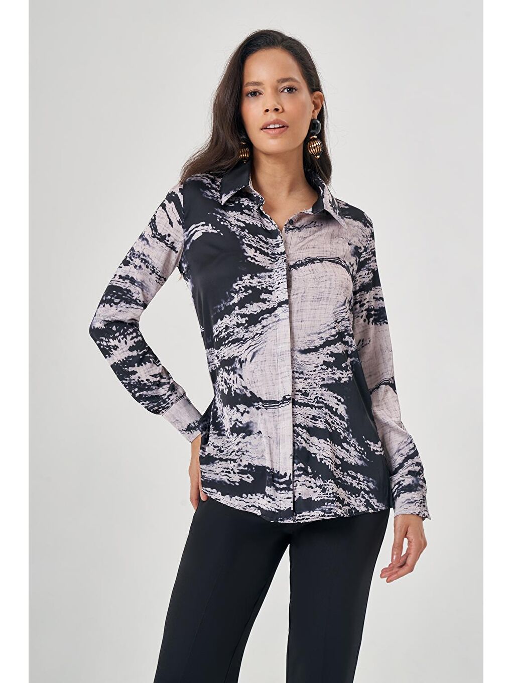 Desenli Klasik Siyah Gömlek