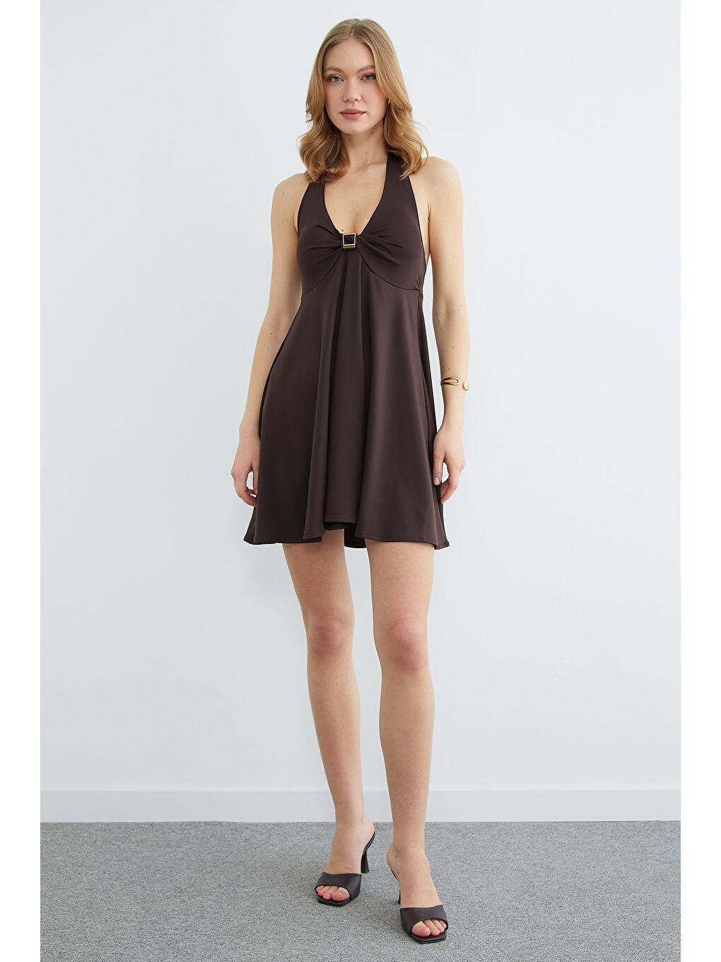 Kahverengi Boyundan Geçirmeli Tokalı Kaplı Elbise