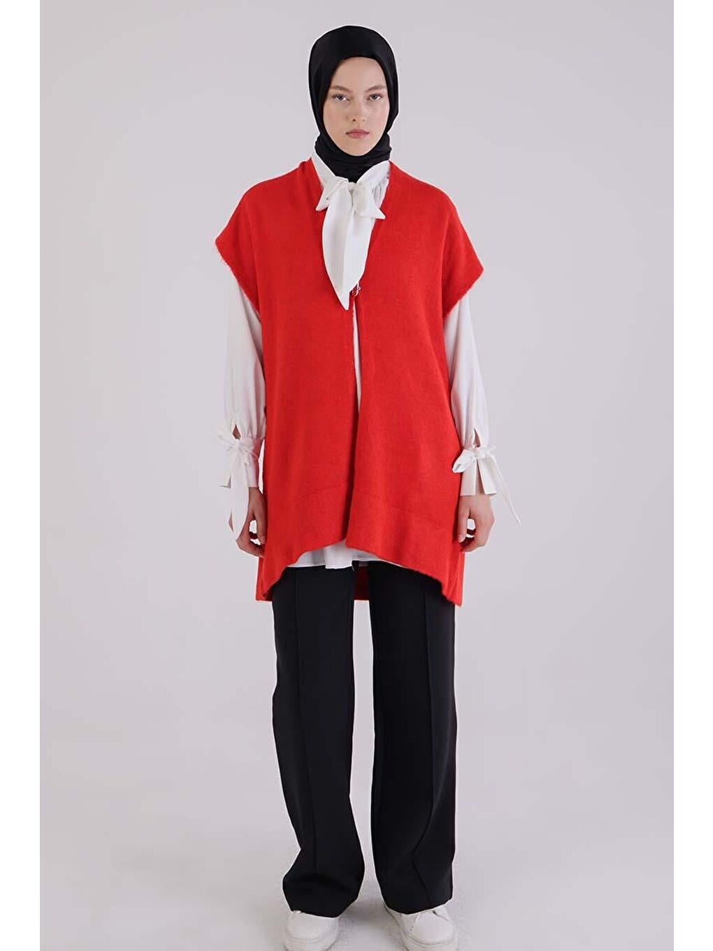 Kırmızı Nar Çiçeği-Broşlu Triko Yelek-1