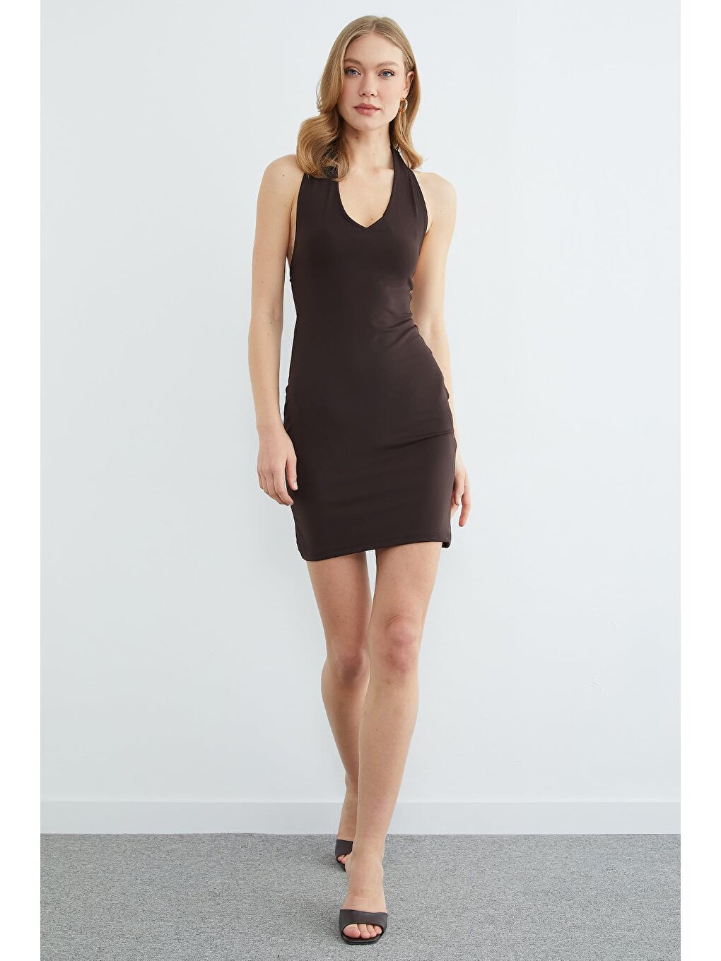 Kahverengi Boyundan Geçmeli Mini Boy Elbise-4