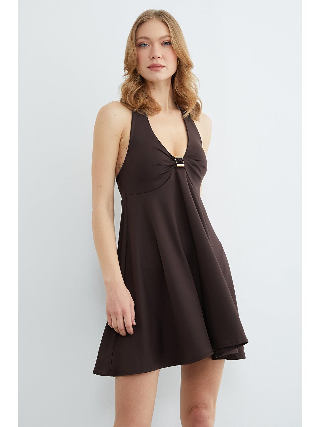 Kahverengi Boyundan Geçirmeli Tokalı Kaplı Elbise-3