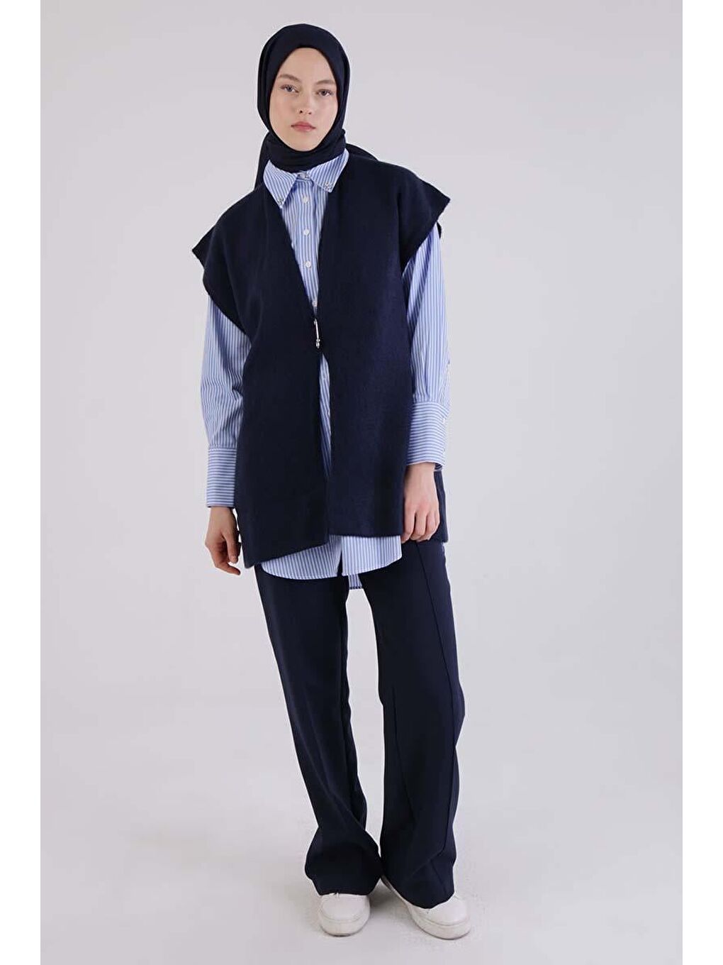 Lacivert-Broşlu Triko Yelek