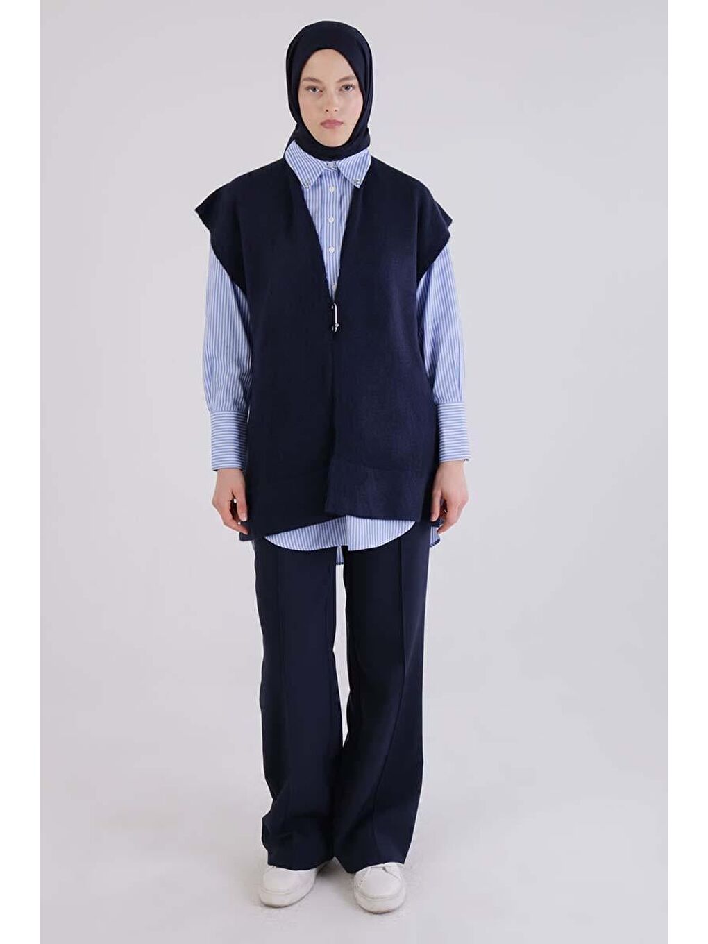 Lacivert-Broşlu Triko Yelek-1