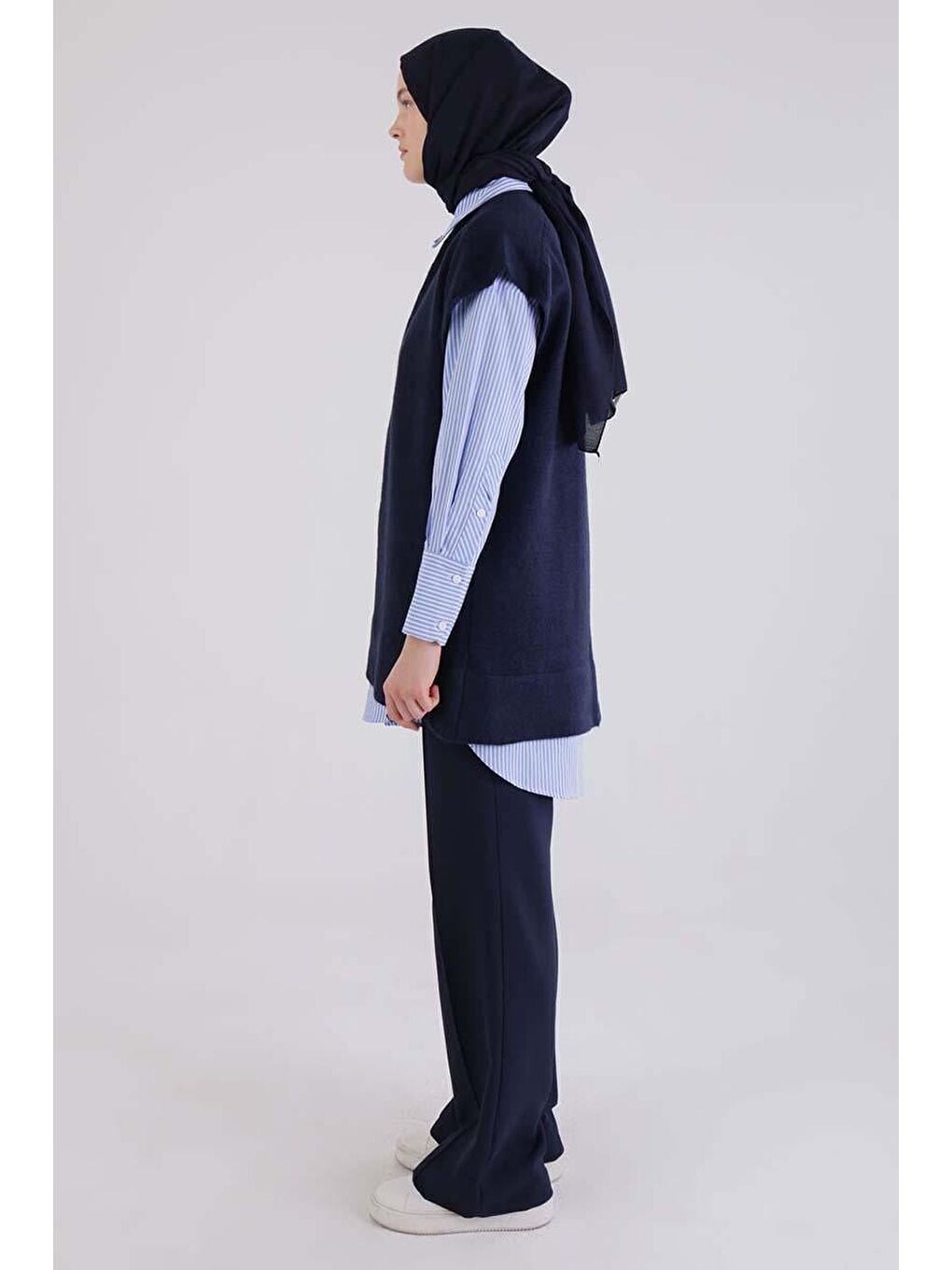 Lacivert-Broşlu Triko Yelek-2