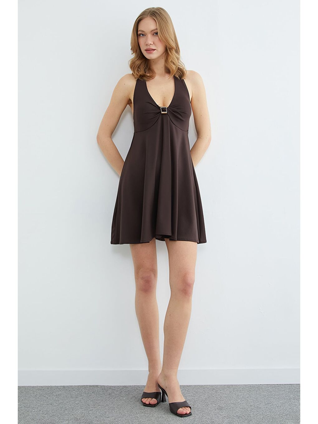 Kahverengi Boyundan Geçirmeli Tokalı Kaplı Elbise-4