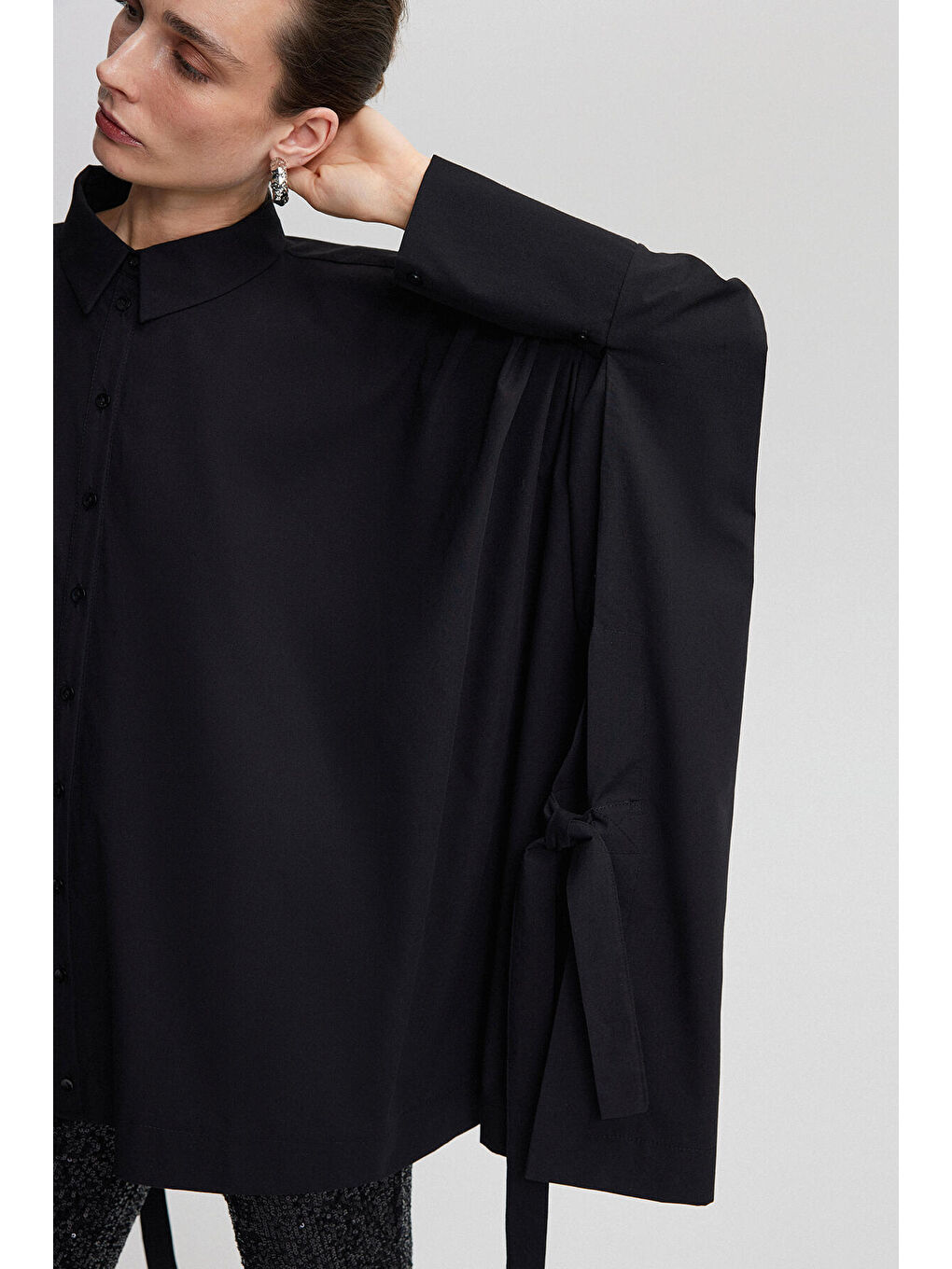 Siyah Bağlama Detaylı Oversıze Gömlek-4
