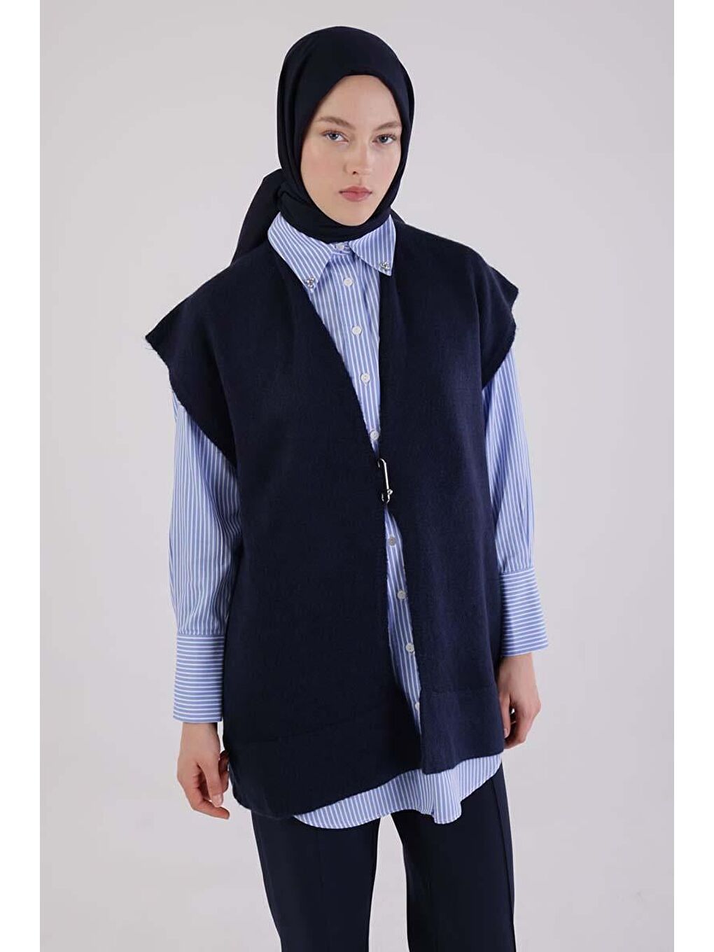 Lacivert-Broşlu Triko Yelek-4