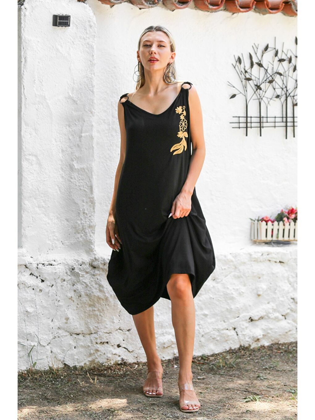 Siyah Askılı Tokalı Nakışlı Örme Geniş Kesim Casual Elbise