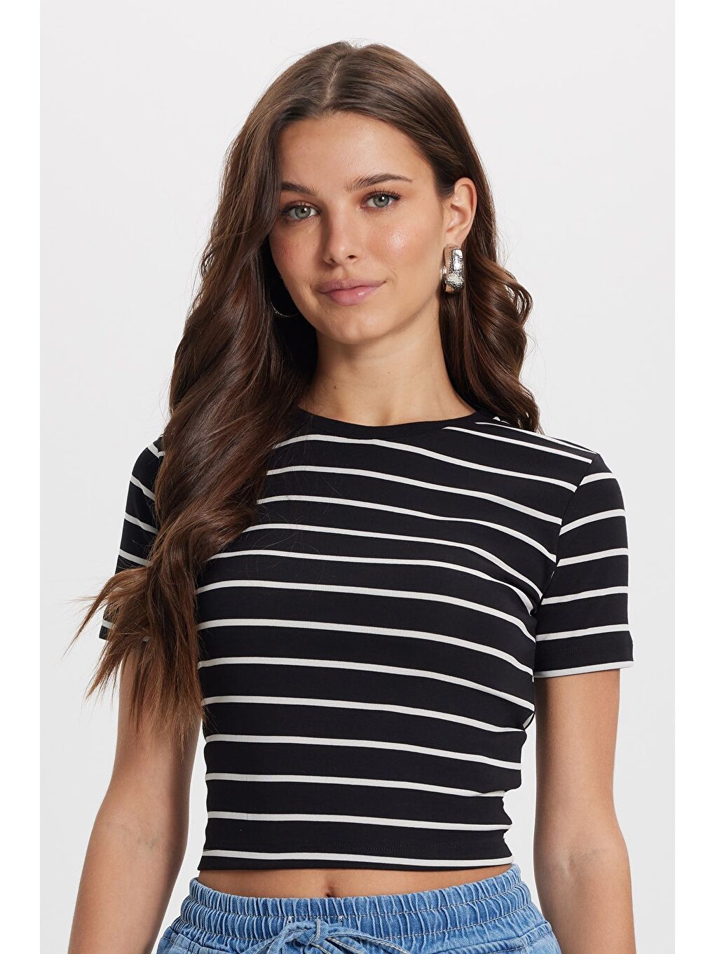 Kadın Slim Fit Dar Kesim Pamuklu  Yumuşak Dokulu Kısa Kollu Bisiklet Yaka Siyah Tişört